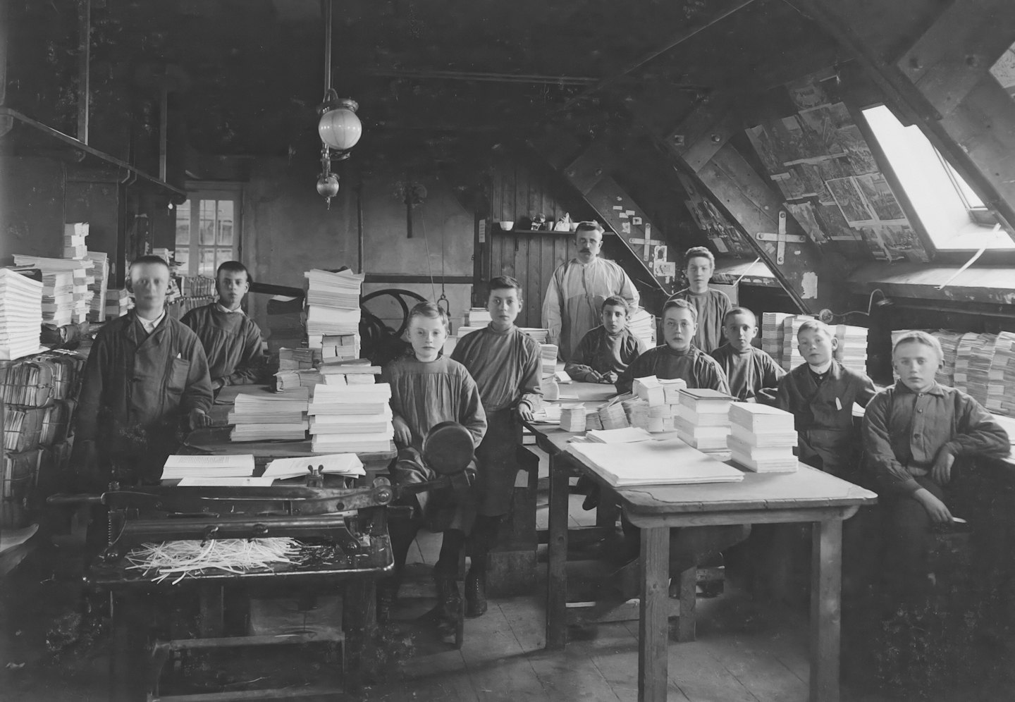 Lavoratori in posa all'interno di una vecchia stamperia e legatoria.