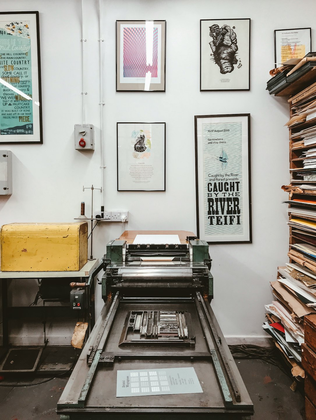 Una grande pressa da stampa tipografica vintage con caratteri pronti per la stampa.